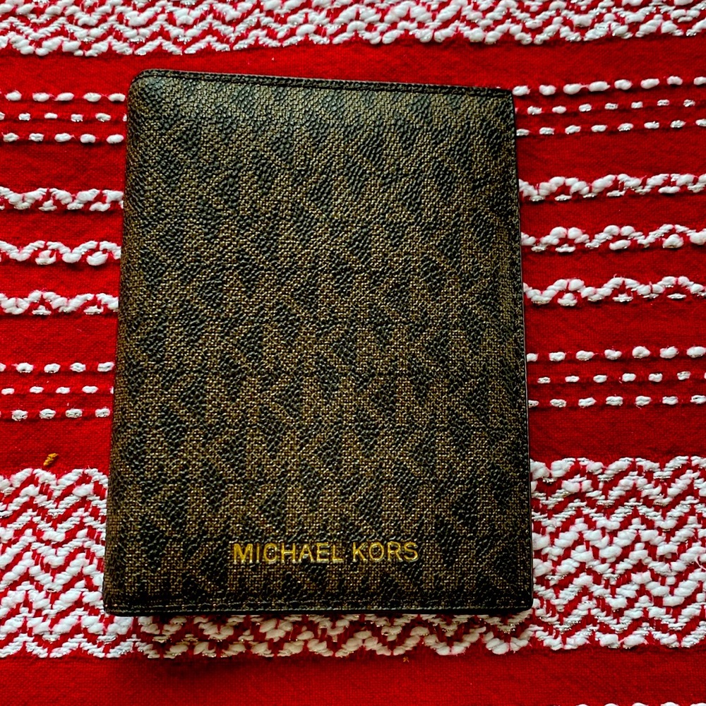 MICHAEL KORS JET SET TRAVEL PASSPORT WALLET CASE brown NWOT.  5 1/2 x 4 inches